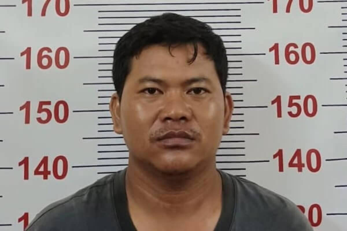 全裸のカンボジア人男性、シャワー中の女性を盗撮