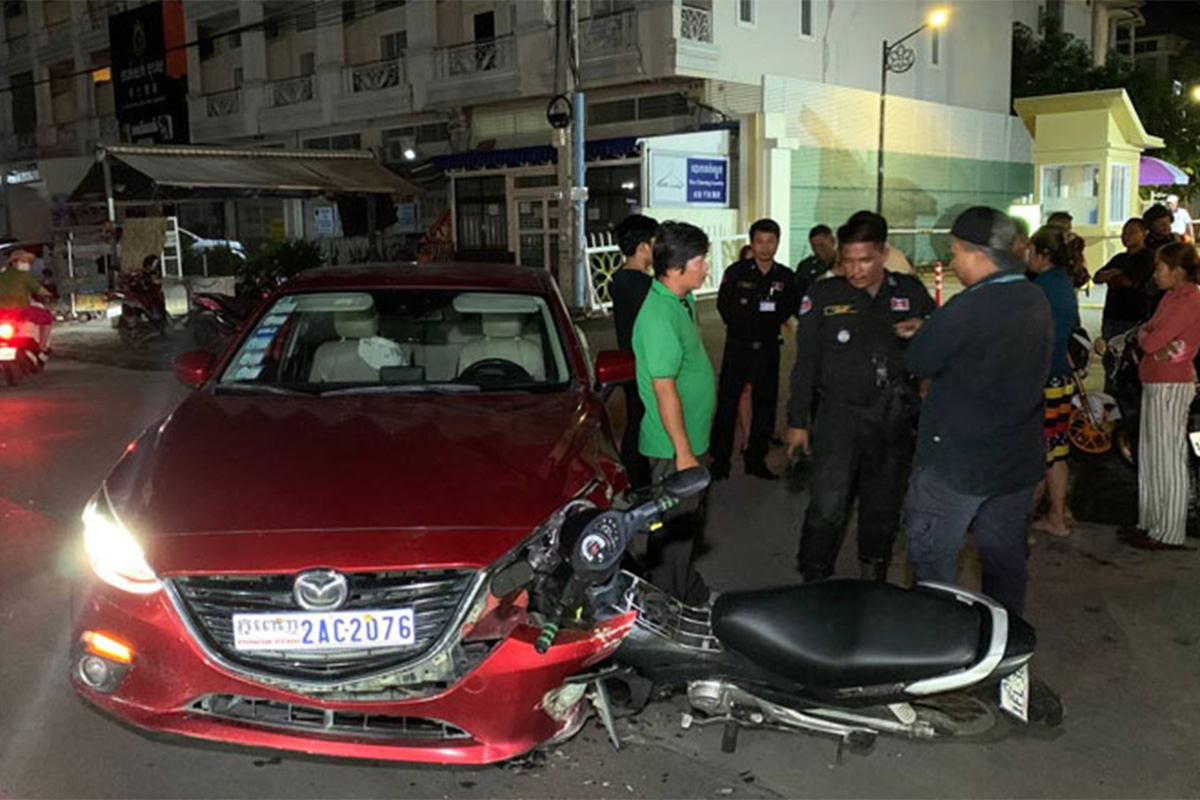 プノンペンで交通事故、外国人の車がバイクに衝突