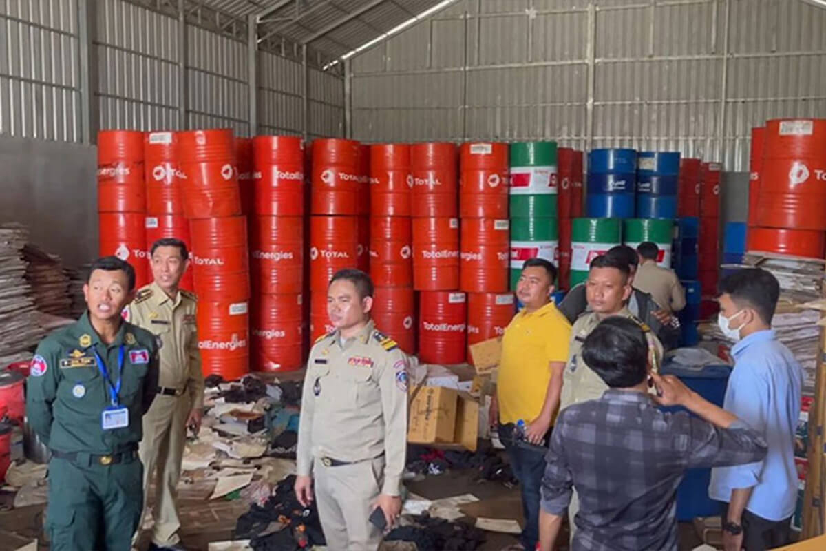 カンボジアの経済犯罪対策警察、偽エンジンオイル12トンを押収