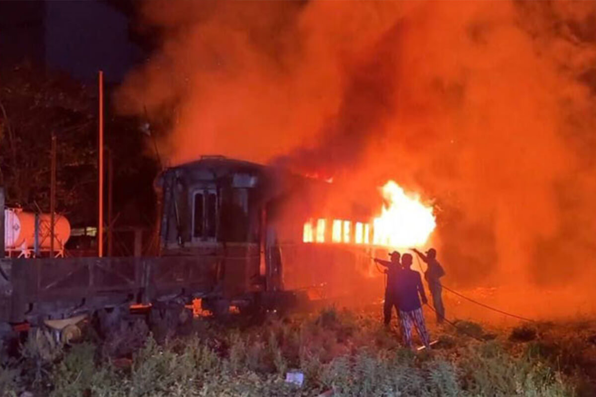 プノンペンの鉄道施設で大規模火災、列車が全焼