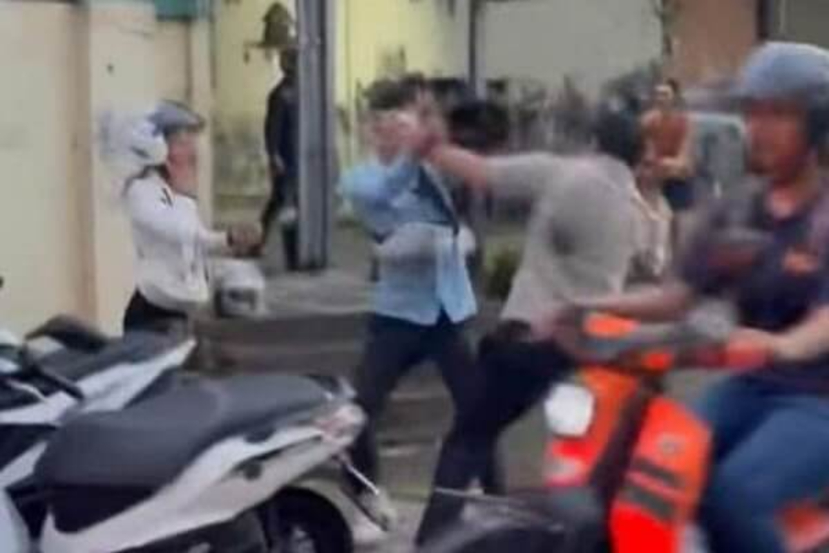バイクトラブルで女性を平手打ち、男が逮捕され法廷へ