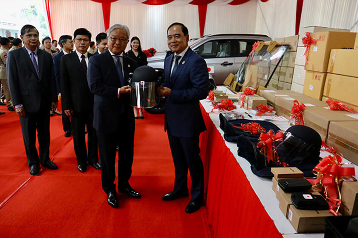 カンボジアへの地雷除去支援、日本が地雷除去機材を寄贈