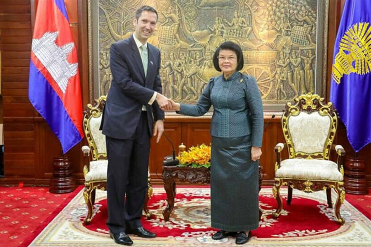 イギリス、カンボジアへの多岐にわたる援助を約束
