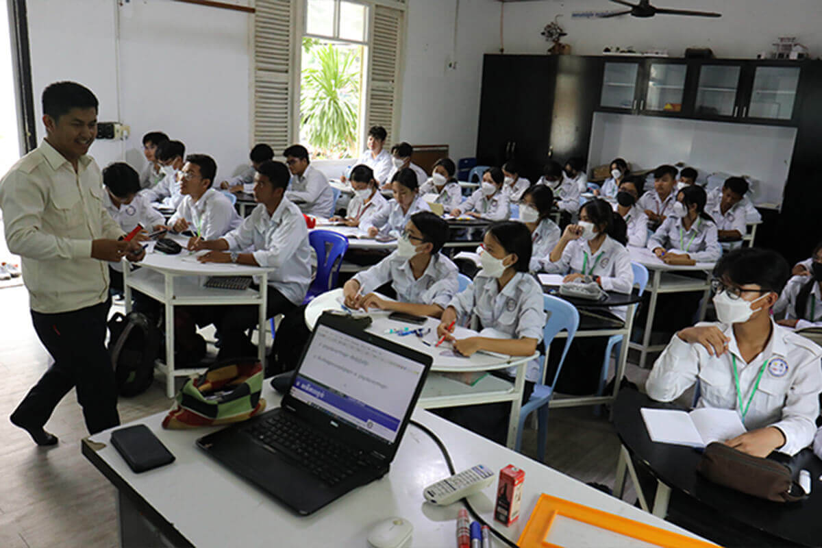 カンボジアの英語教育、教師の待遇改善が課題