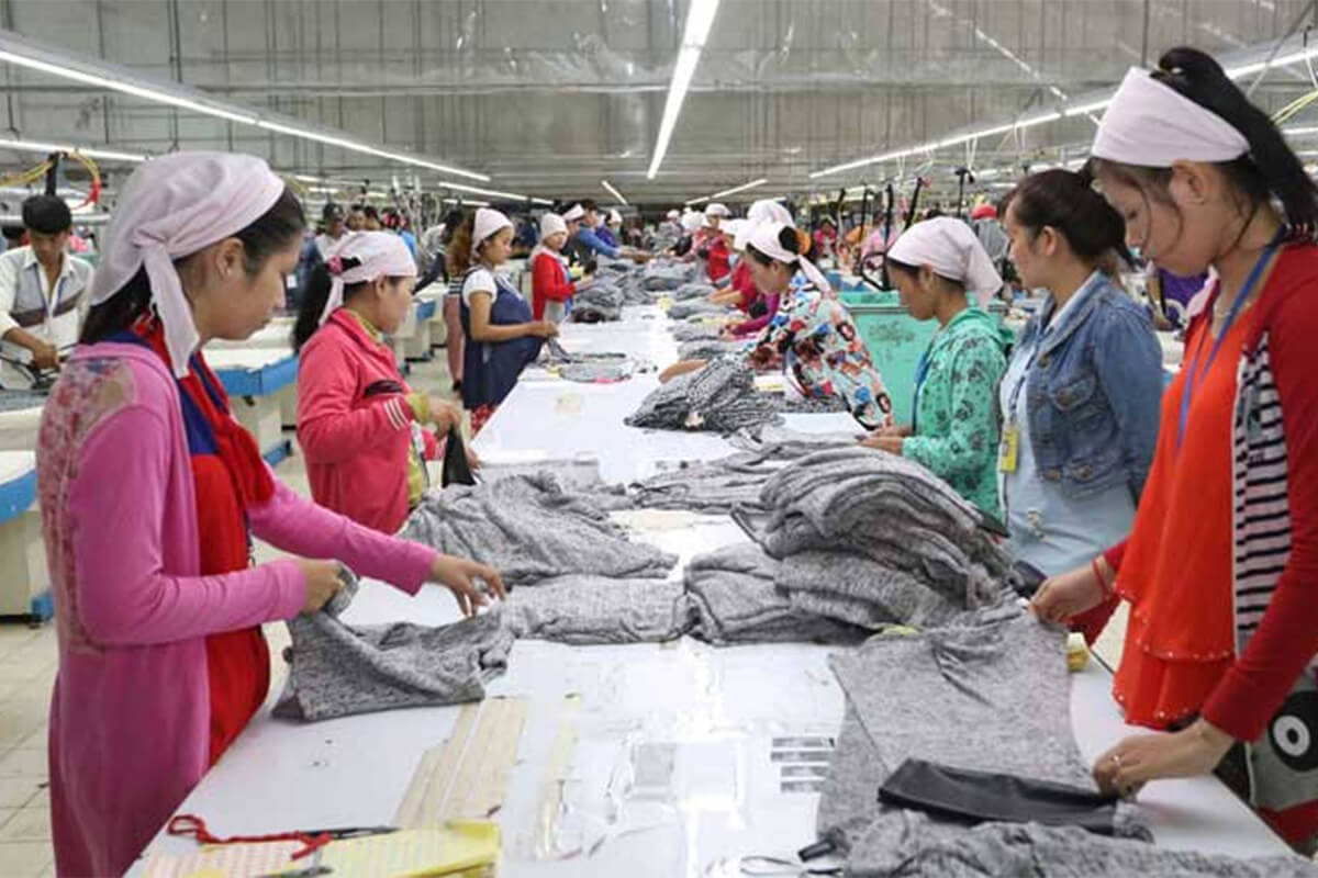 産業構造の多様化を目指すカンボジア、衣料品製造業への依存から脱却