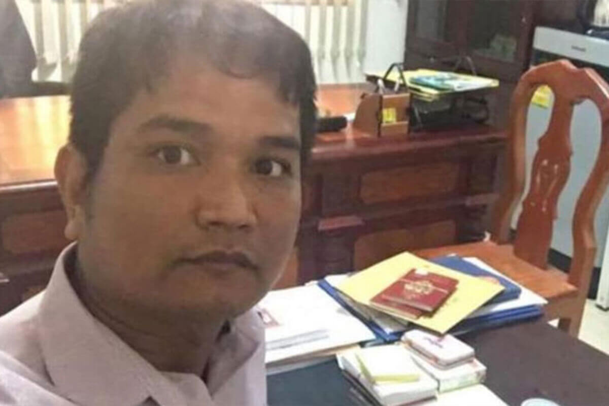 カンボジアの警察官、賄賂を受け取りパスポート提供を拒否
