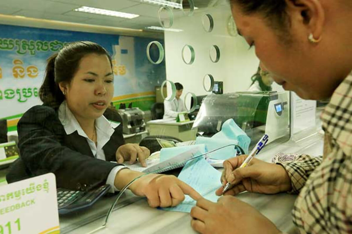 金融アクセスの課題、カンボジアの金融口座所持率は33％