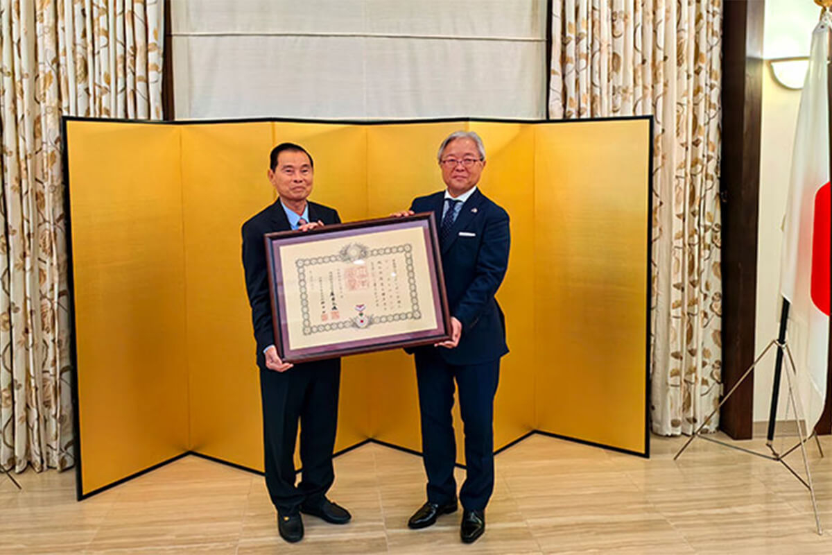 カンボジア教育省の長官、日本が旭日中綬章を授与