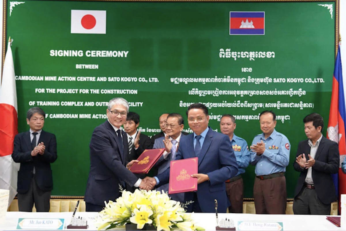 カンボジアの地雷対策訓練、日本が約21億円を支援