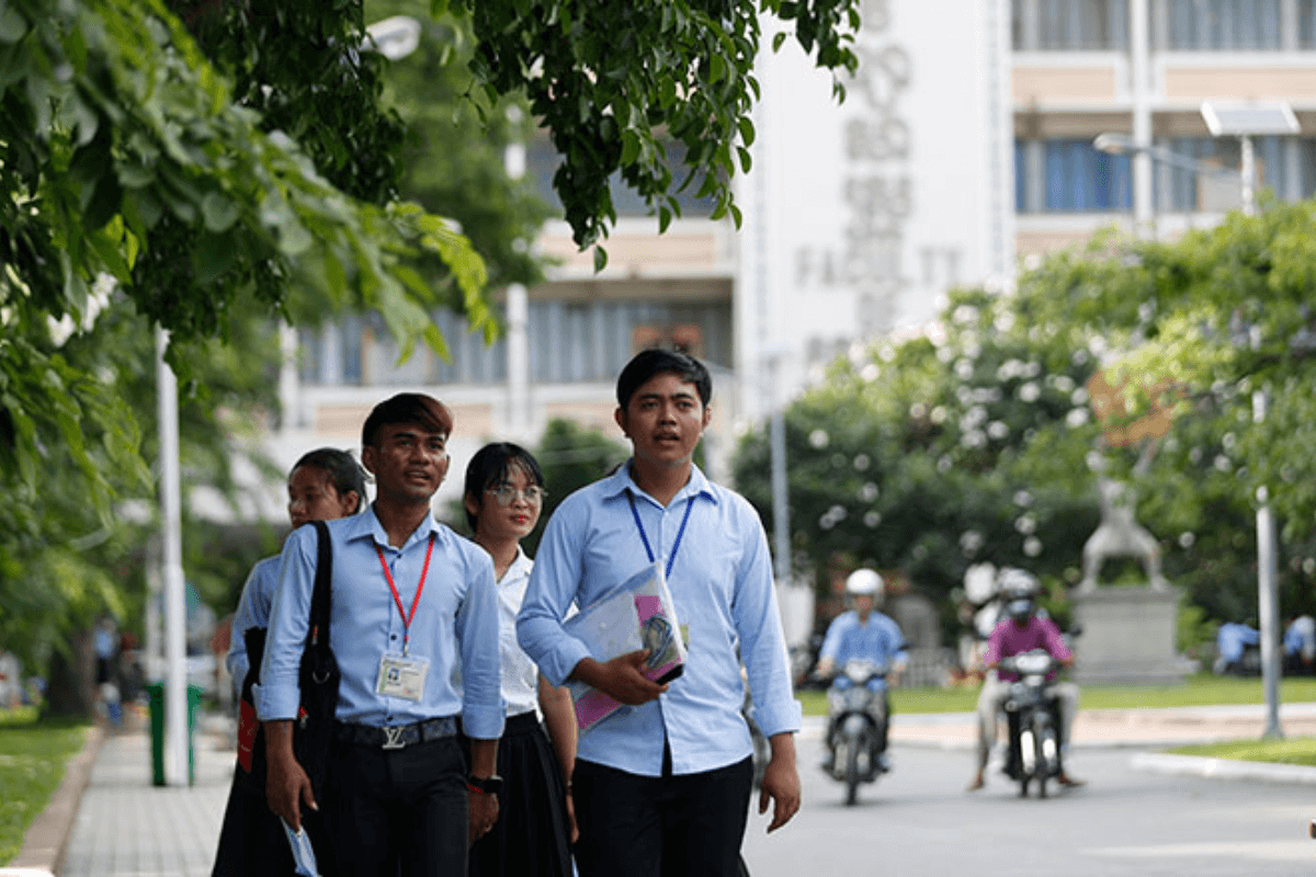 カンボジアの若者、高まりを見せる歴史学への関心