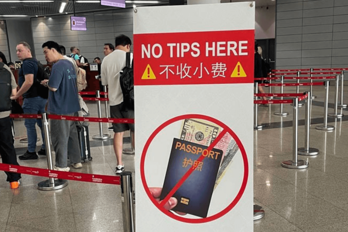 プノンペン国際空港、警察官のチップ受け取りを禁止