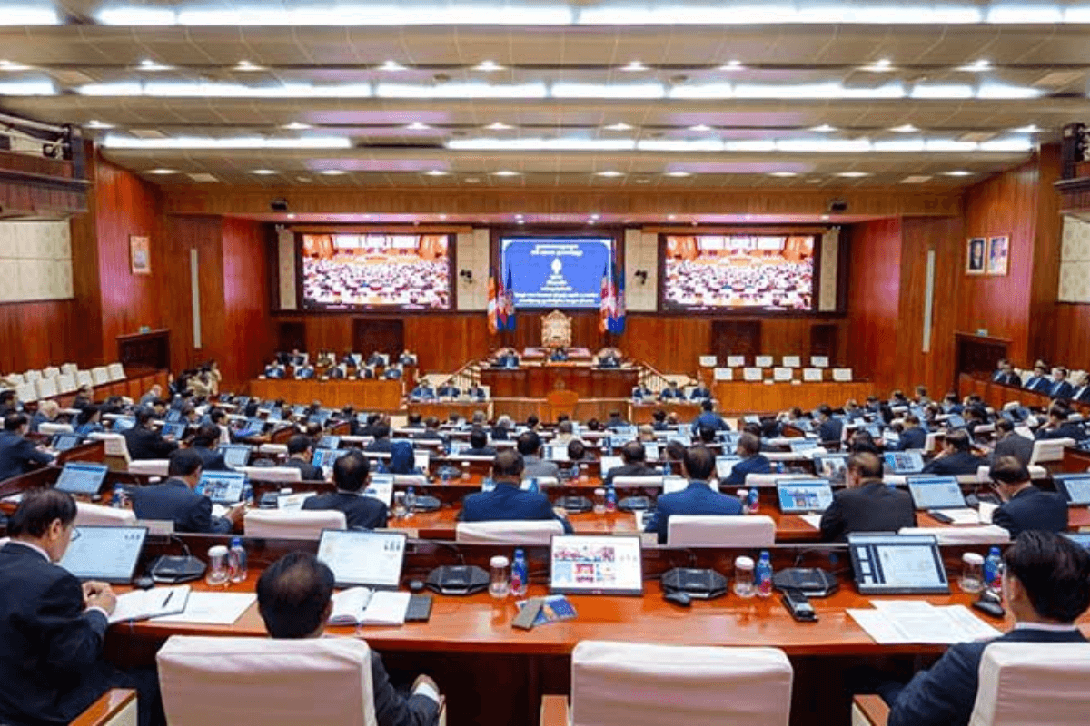 国家反逆による国籍剥奪、憲法改正を全会一致で可決