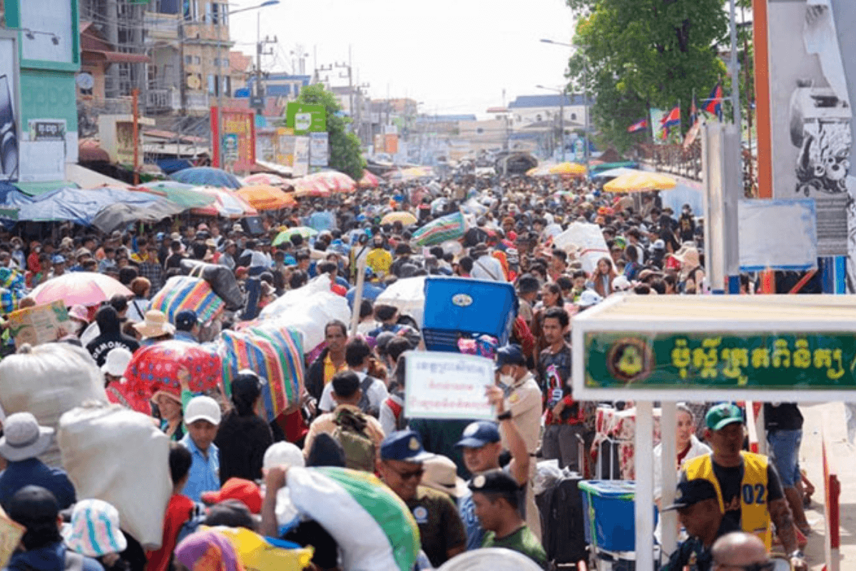 タイへの出稼ぎ労働者、6万人超が帰国
