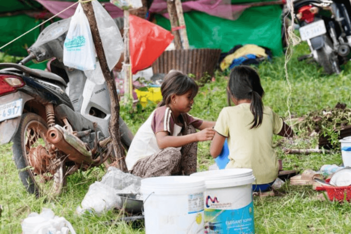 タイ軍攻撃で民間人12人が死亡、40万人以上が避難