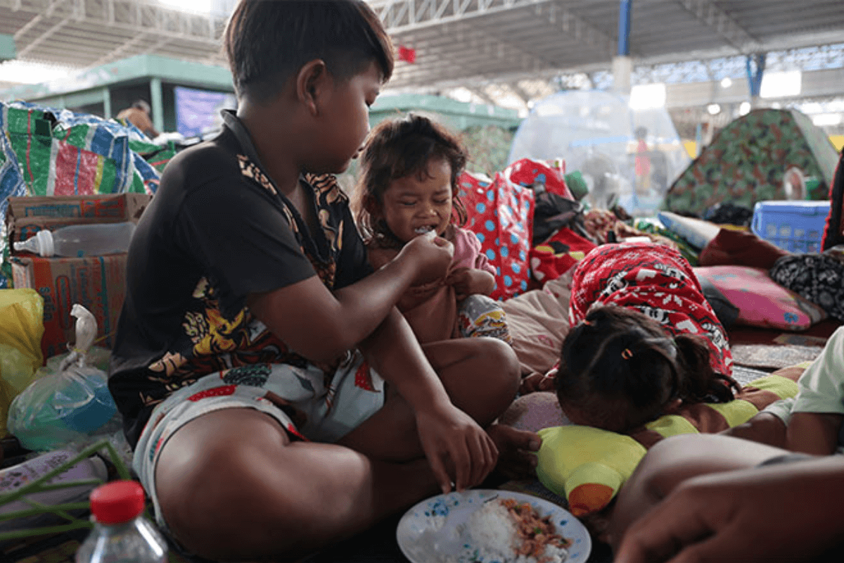 激化するタイとの国境紛争、12万人超の子どもが避難