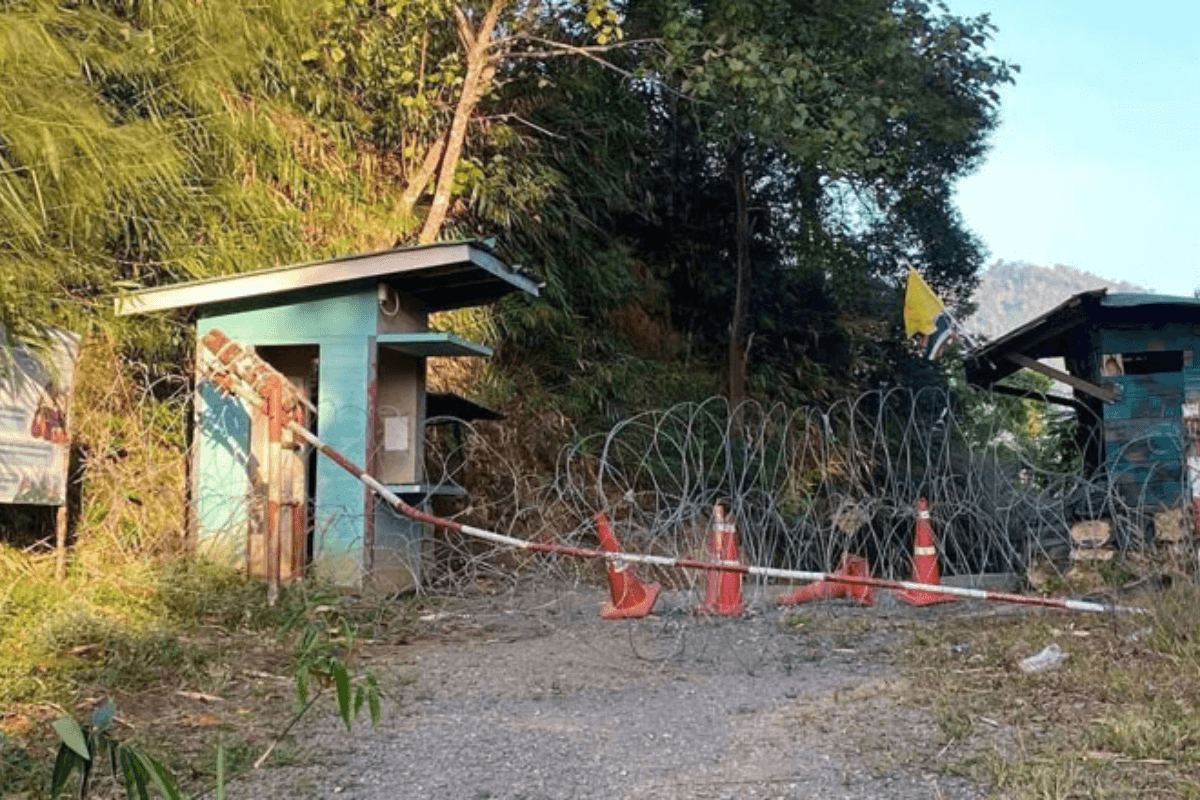 野生ゾウの群れ、封鎖された国境の突破を試みる