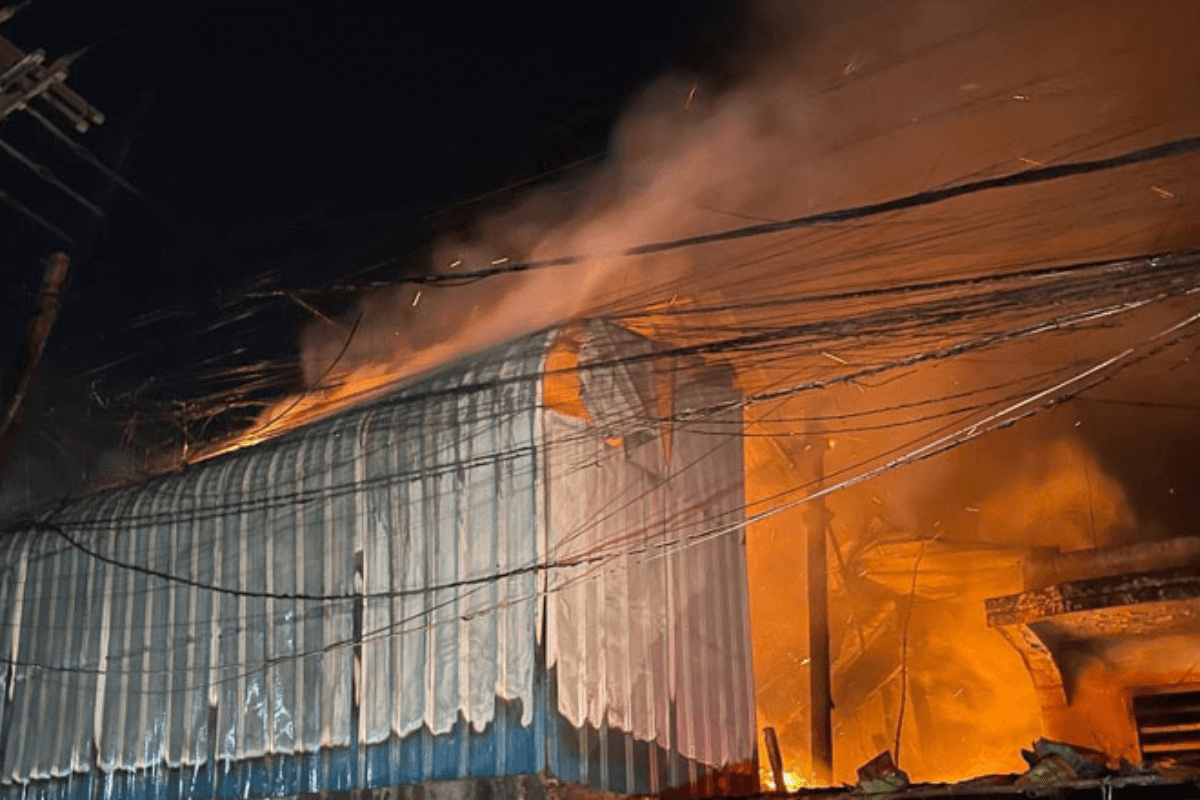 プノンペンで住宅火災発生、複数の建物が全焼