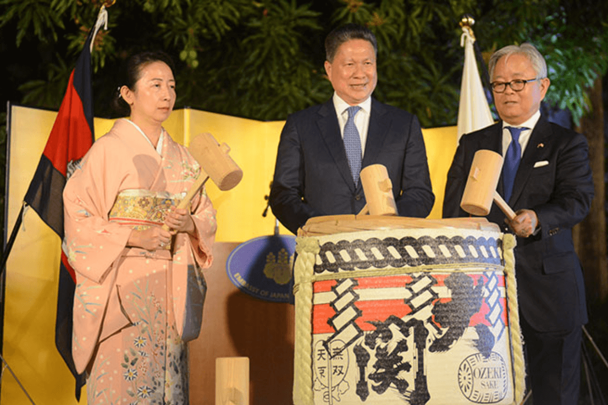 日本とカンボジア、天皇誕生日で関係強化を確認