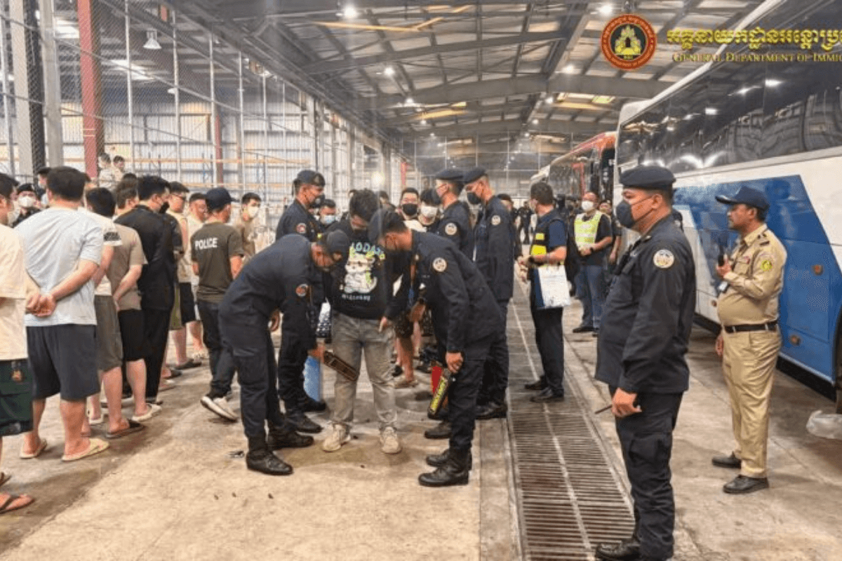 オンライン詐欺関与の中国人、494人を国外退去処分