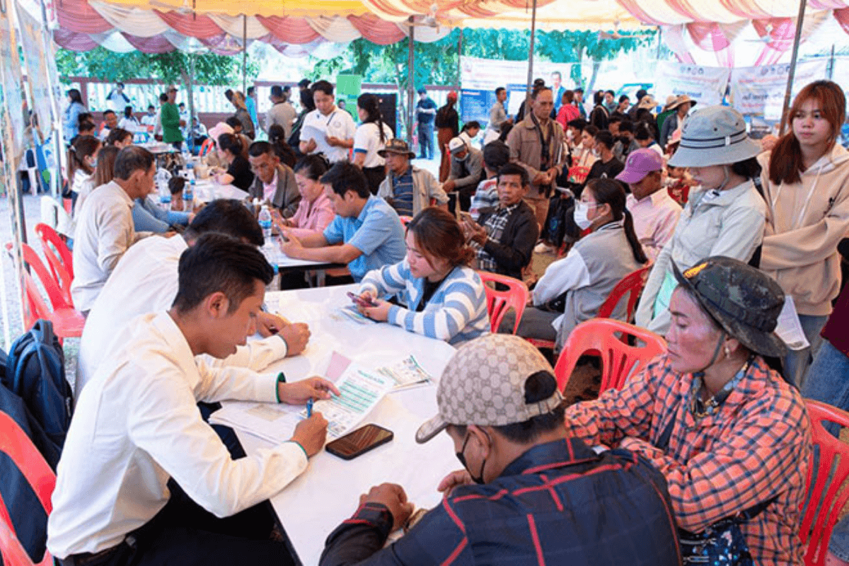 出稼ぎ労働者の送金が37％減、国境緊張での大量帰還が影響