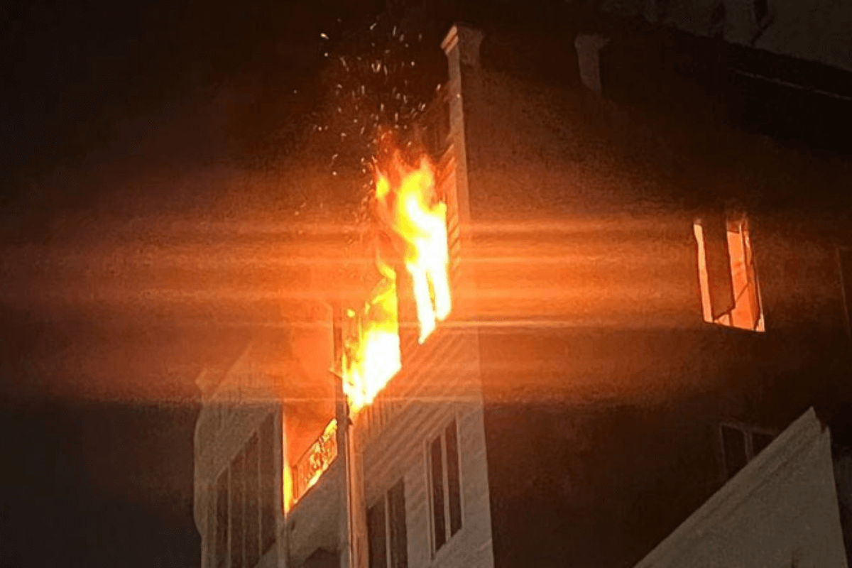 プノンペンの集合住宅で火災、4階住戸が大きく損壊