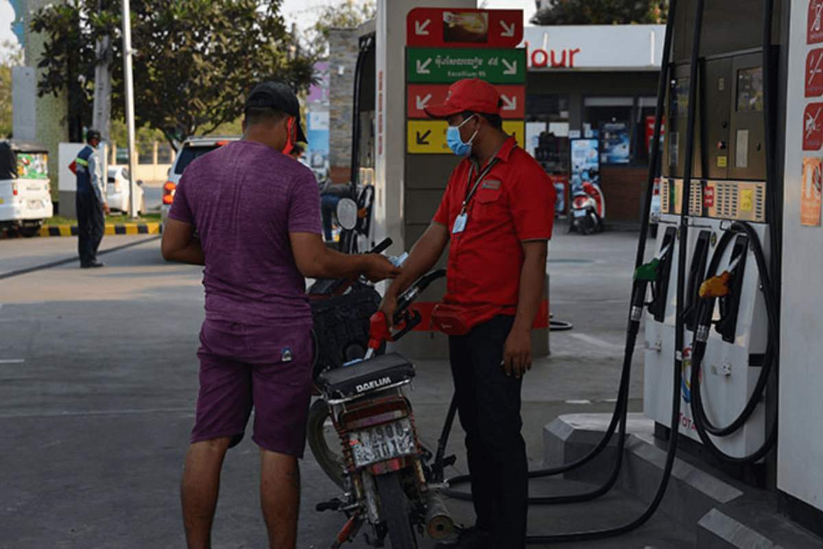 中東情勢の緊迫化で燃料価格上昇懸念、政府が補助金導入を検討