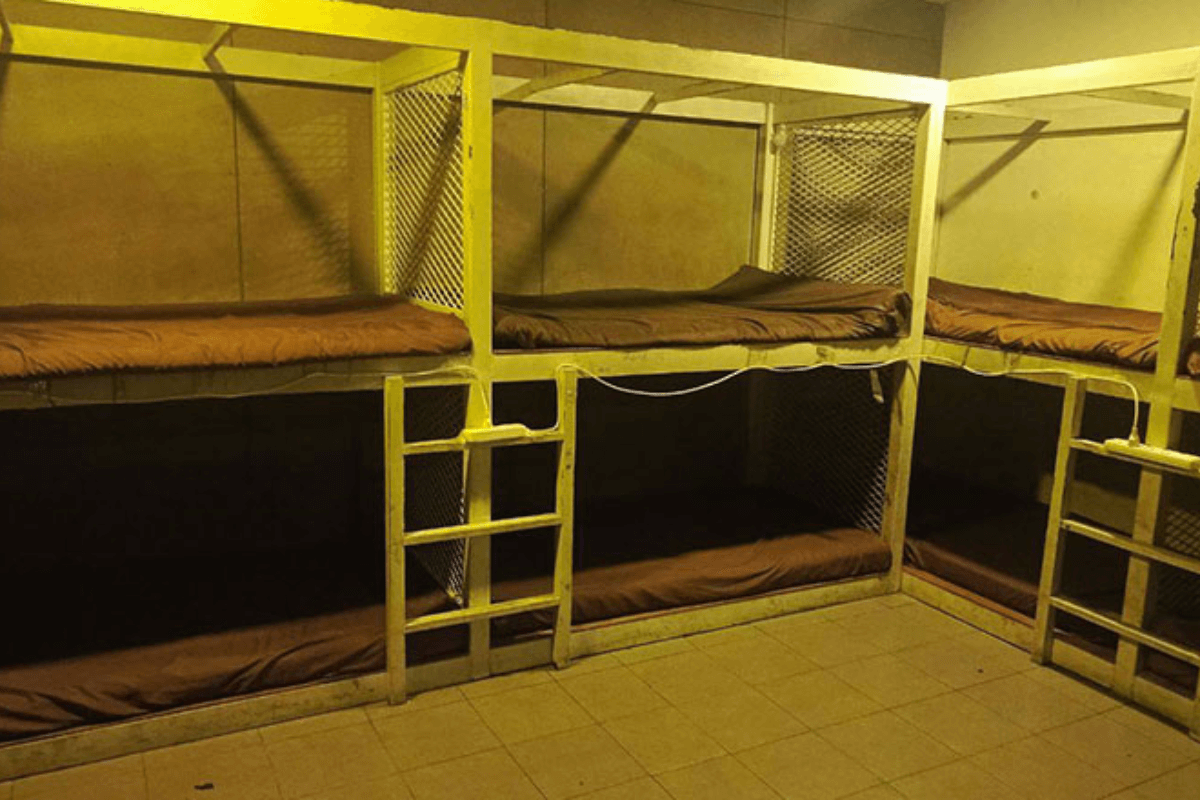 タイ当局が入国拒否報道を否定、カンボジア人は空港拘束を証言