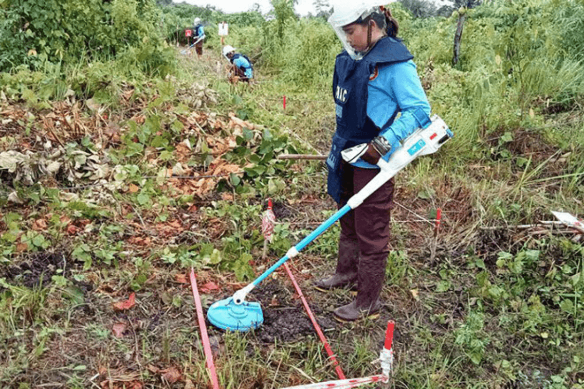 カンボジアの地雷対策、日本が最新装備を供与