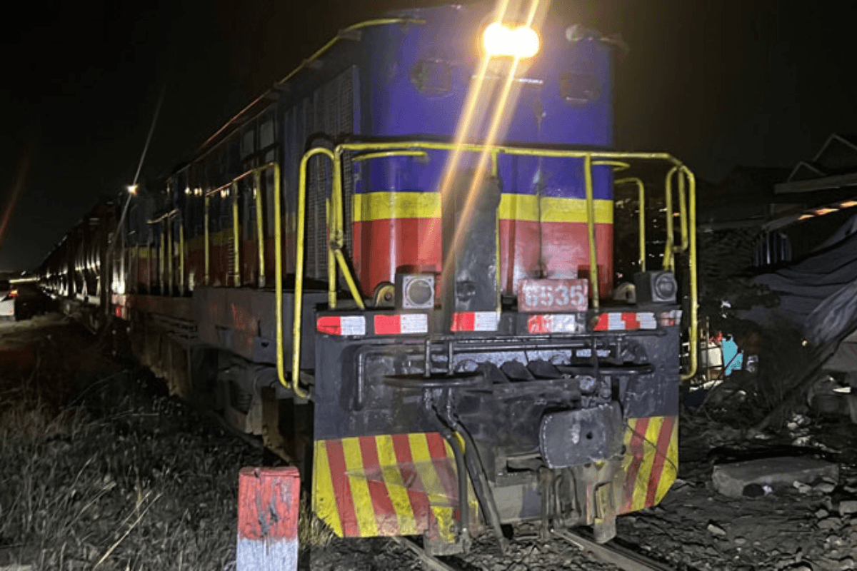 飲酒運転車が列車と衝突、プノンペンで車両大破