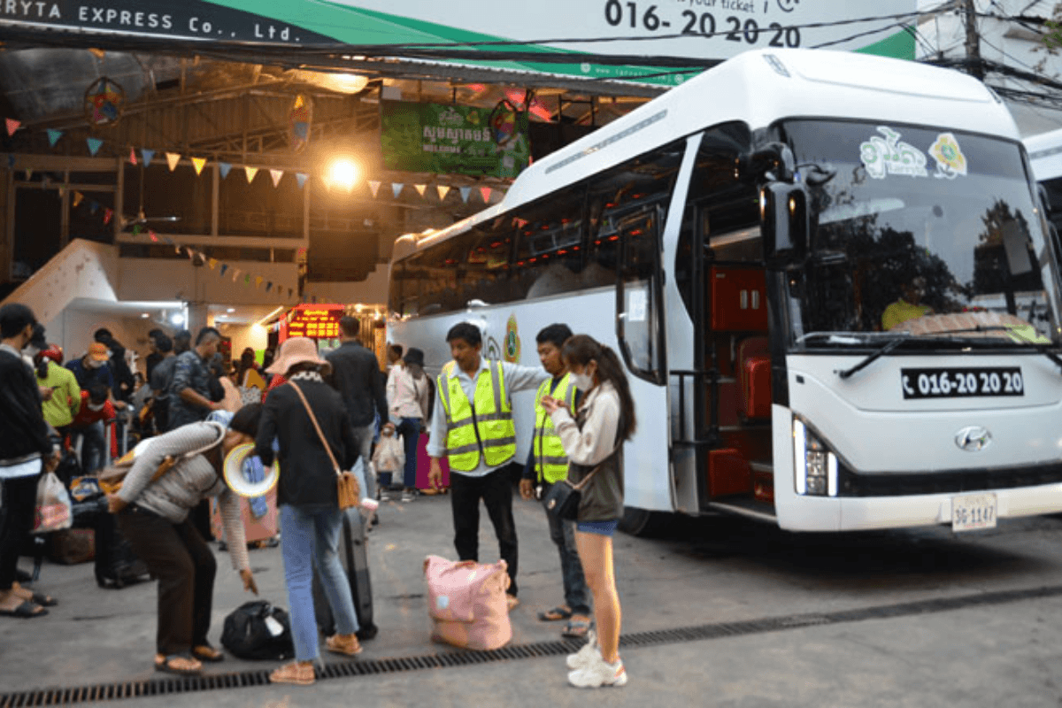 クメール正月前、燃料価格高騰と移動需要への影響