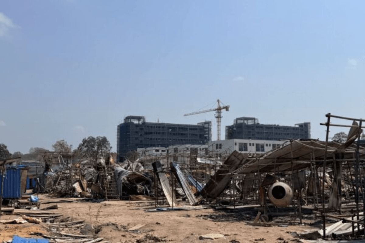 国境に掲げられたタイ国旗、越境行為続く中で3万人超が孤立