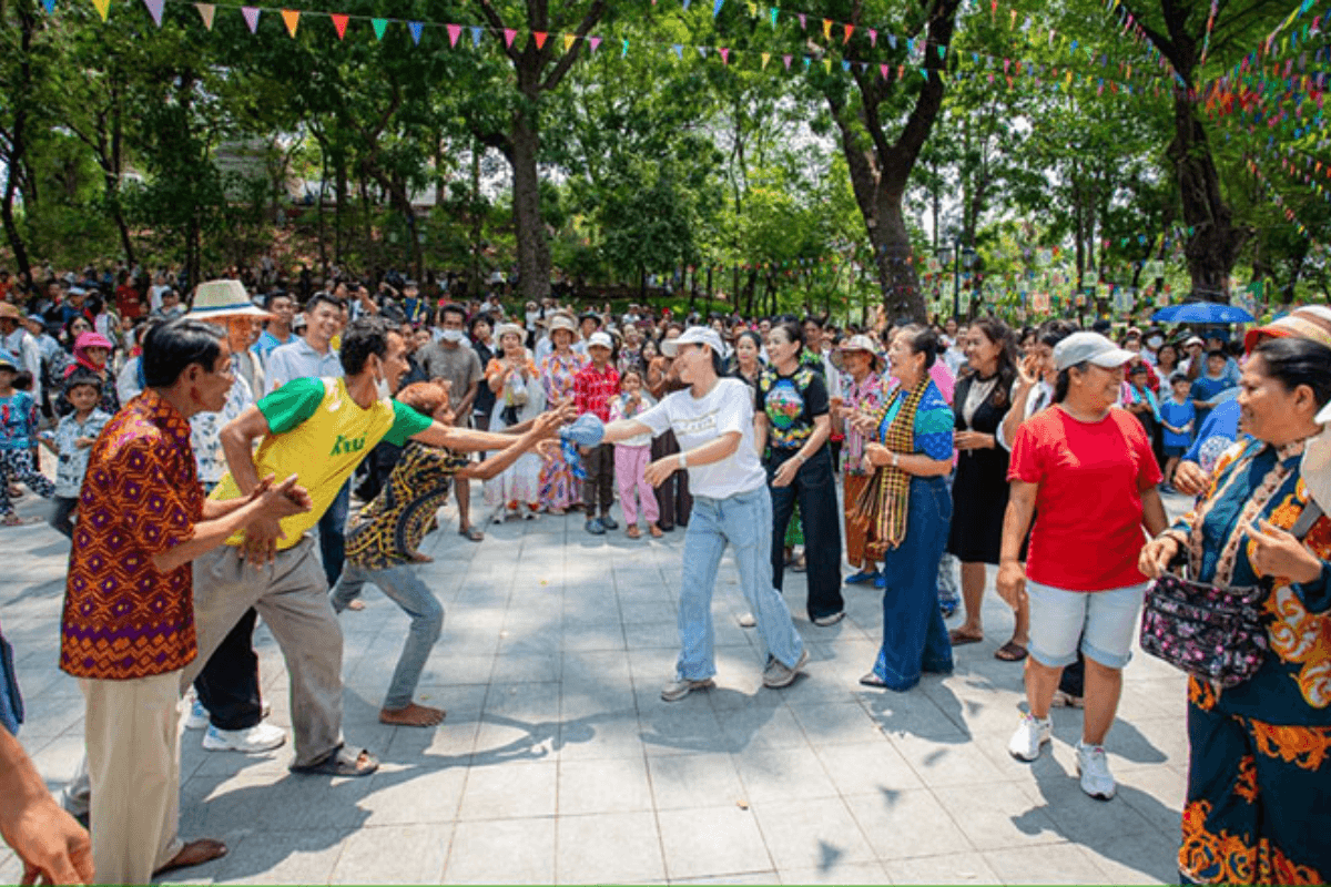 3日で2100万人大移動、クメール正月が生んだ驚異の人出