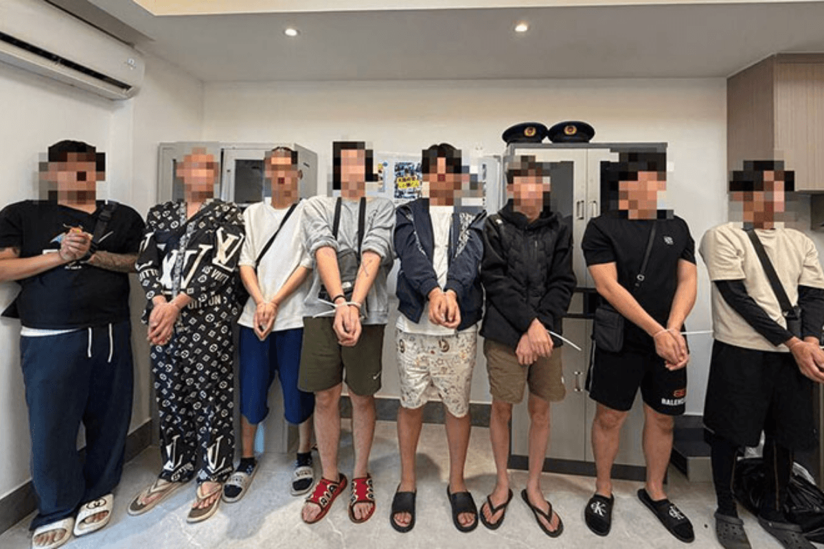 日本警察を装う詐欺拠点摘発、日本人含む8人を起訴