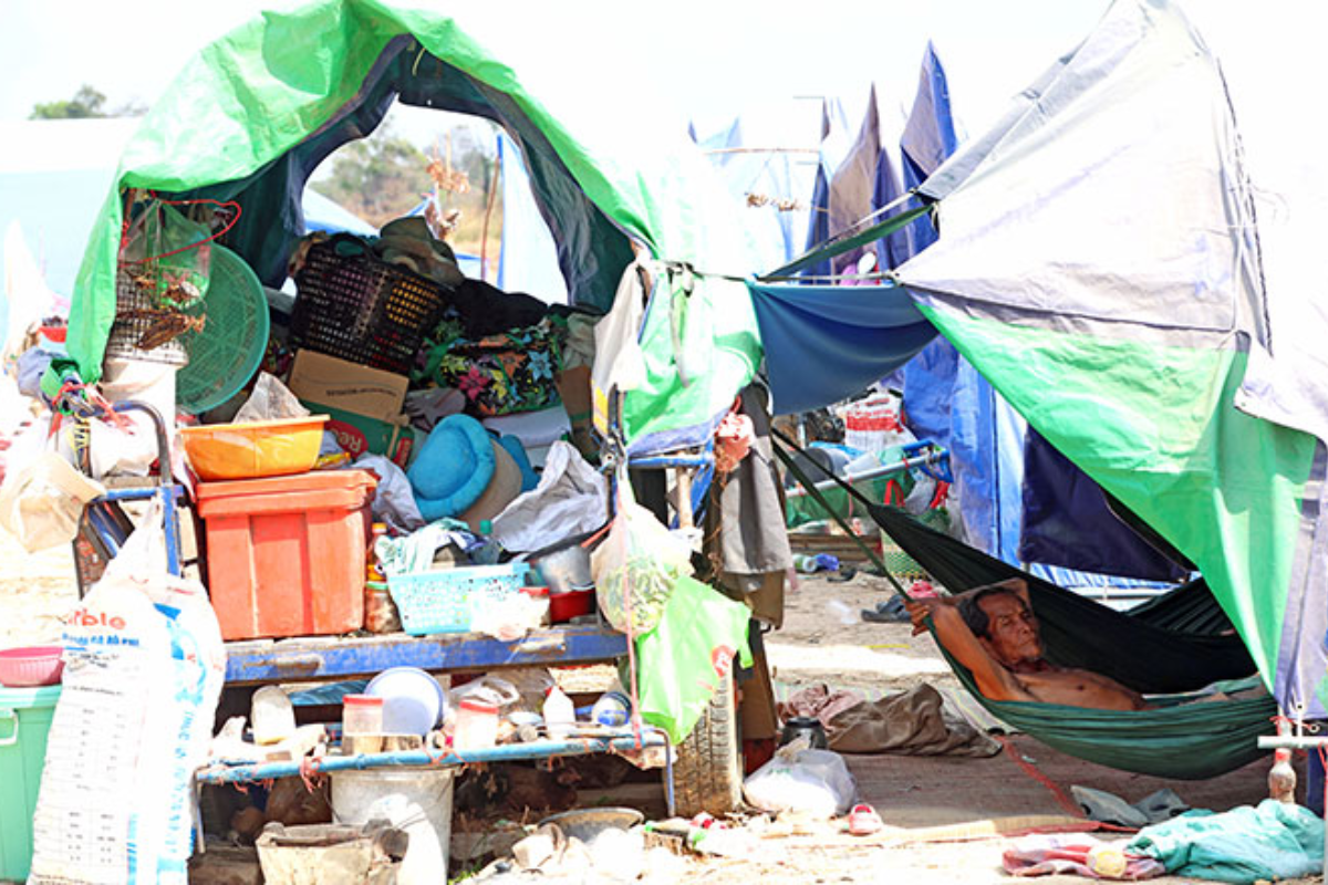 送金激減と失業拡大、国境紛争が90万人の生活を崩した現実