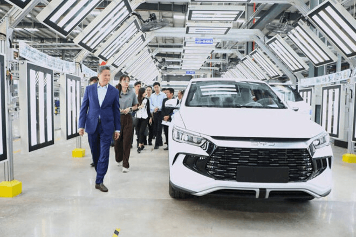 BYD減益でも海外加速、カンボジアEV工場に託す逆転シナリオ