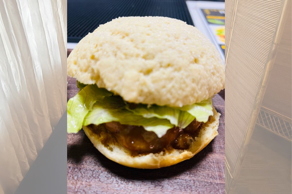BKK1のNAP CAFEに甘塩っぱいメロンパンバーガーが登場！