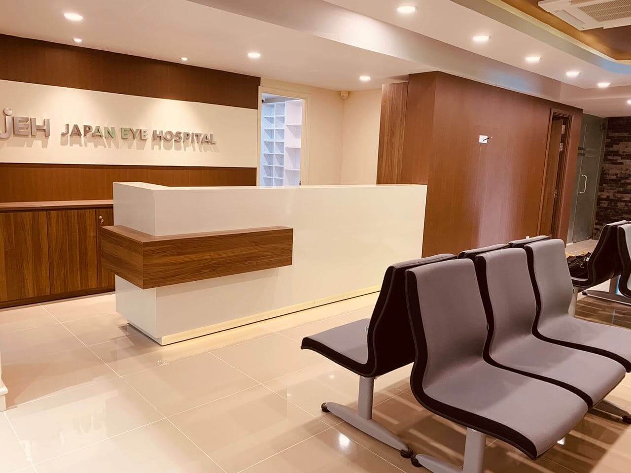 Japan Eye Hospital & パリミキ カンボジア