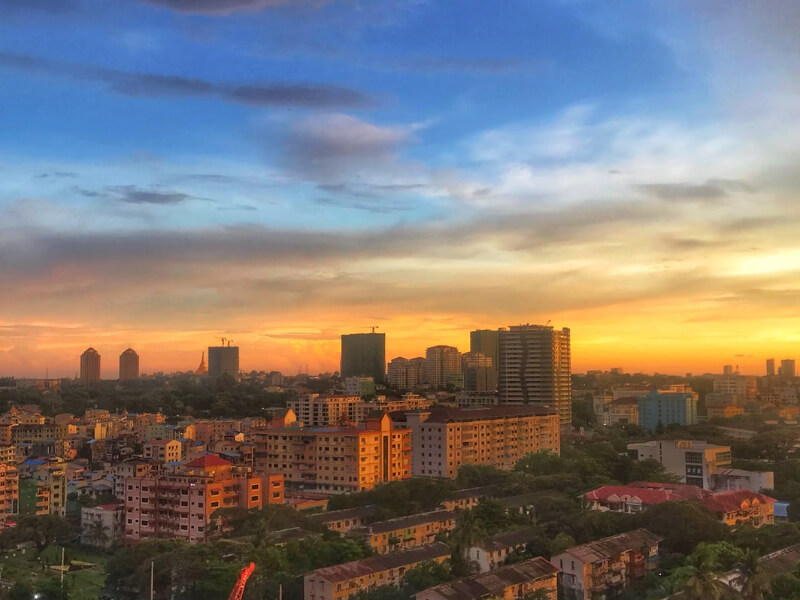 ペニンシュラヤンゴン、建設を1年間停止