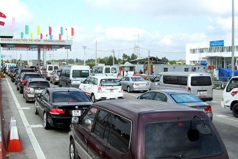 ８月1日より、高速道路料金所を対象にした新たな罰金制度を導入