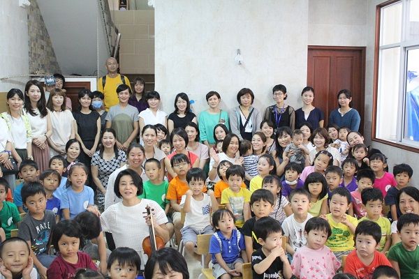 高嶋ちさ子さん、ホーチミンの日系幼稚園でコンサートを開催