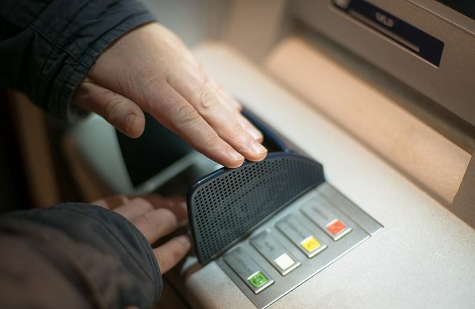 ATMでハッキング容疑でロシア人男性逮捕、全国で外国人によるATM犯罪が相次ぐ