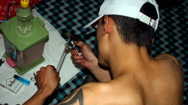 ベトナム人警察官8人、家宅捜査中にHIVに感染の疑い