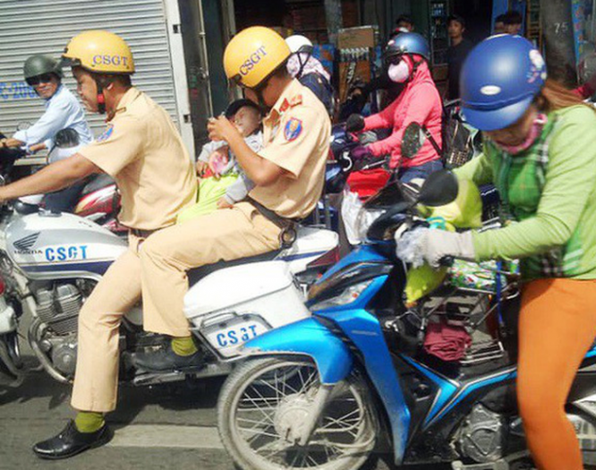 警察官が渋滞中に急病の乳児を緊急搬送、迅速な対応で称賛