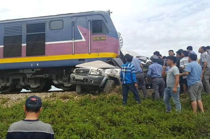 ベトナム中部で列車と車が衝突、2名死亡