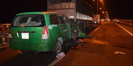 タクシーとトラックの衝突事故、3人死亡