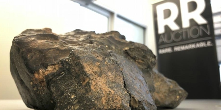 ベトナムのパゴダ、月からの隕石を展示