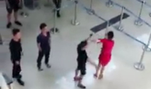 ベトナム警察、空港職員に暴行の3人捜査へ