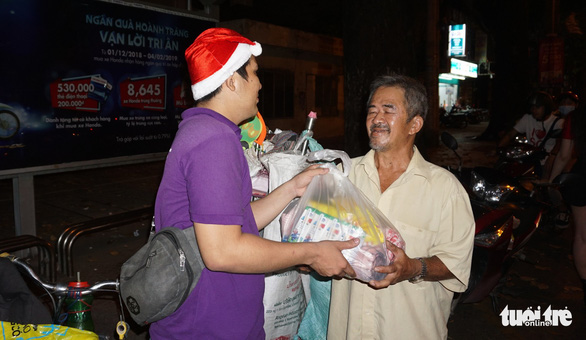 クリスマスイブ、ボランティアが生活困窮者に食料をプレゼント