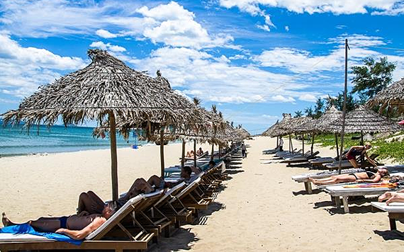  アンバンビーチ、4年連続「アジアの美しい海25選」に選出