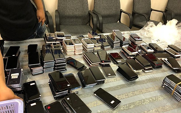 韓国人男性、タンソンニャット空港で逮捕 中古携帯電話400台所持